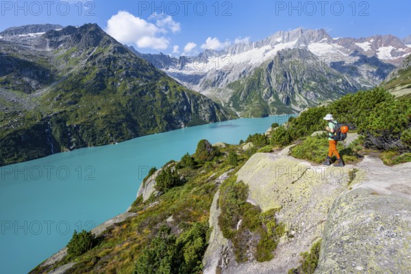 Mountaineers in front of picturesque mountain landscape, turquoise-blue mountain lake