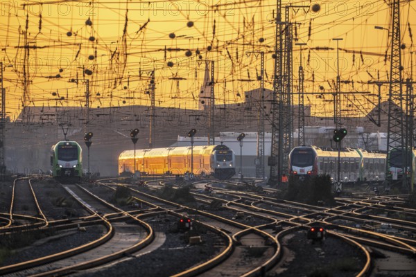 Local transport trains, IC train, on the tracks, west of Dortmund Central Station, North