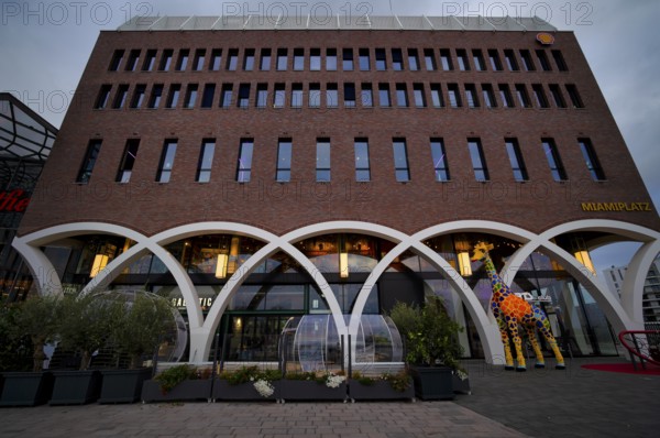 Exterior view, SHELL, next to shopping mall, Westfield, logo, Hamburg-Ãœberseequartier, Miamiplatz,