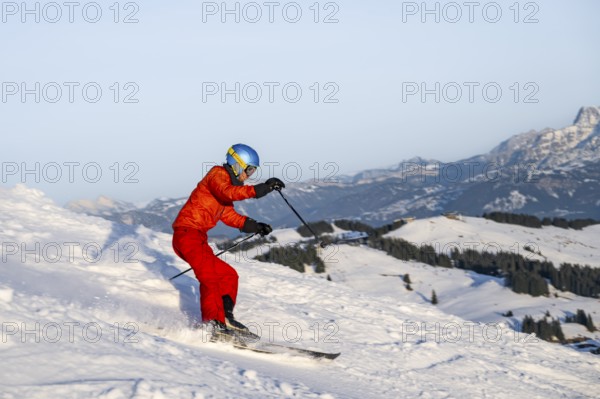 Skiers, downhill Hohe Salve, back Loferer Steinberge, SkiWelt Wilder Kaiser Brixenthal, Hochbrixen,