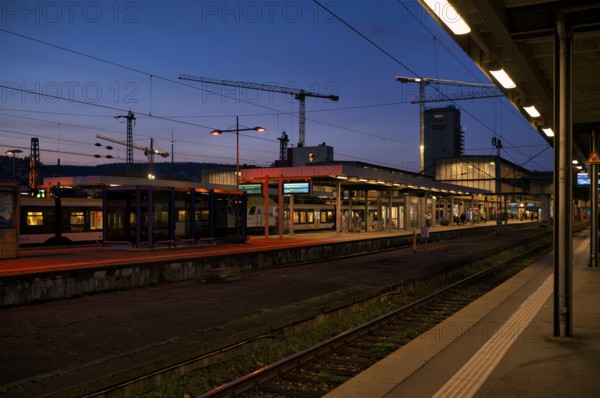 Platform, main train station, Stuttgart 21 construction site in the background, S21, Bonatzbau,