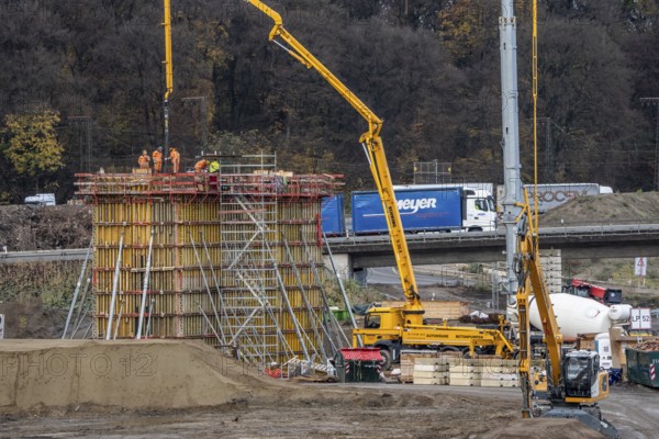 Concreting of a new bridge pillar at the Duisburg-Kaiserberg motorway junction, complete conversion