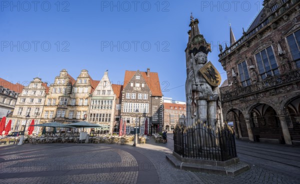 Landmark Bremen Roland, Roland statue on the market square, in the morning light, Altstadt, Bremen,