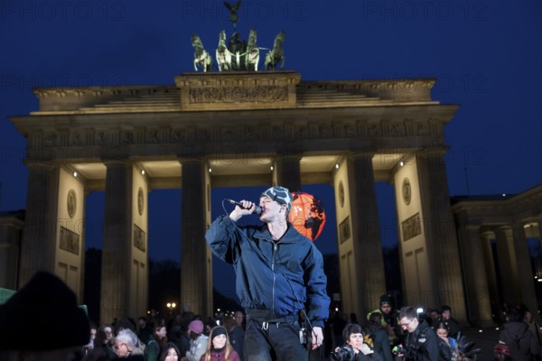 Egon Werler (musician) sings at the international climate demo under the motto Fight for 1.5 at the