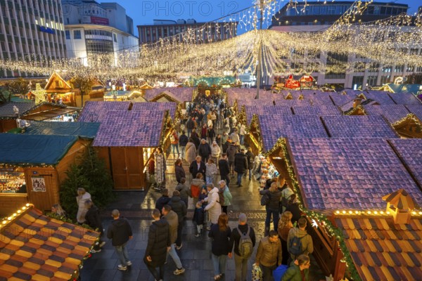 Pre-Christmas time, visitors to de, Christmas market in downtown Essen, on Kennedyplatz, the market