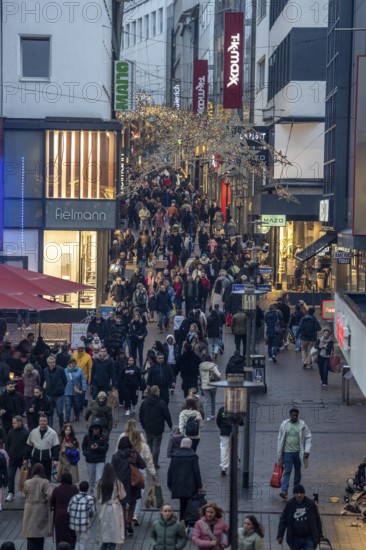 Limbecker StraÃŸe shopping street, pedestrian zone, full, lots of people shopping, Christmas