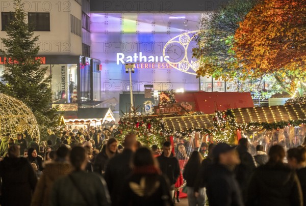 Christmas market in Essen, restaurant, in front of the town hall gallery shopping center, Porsche