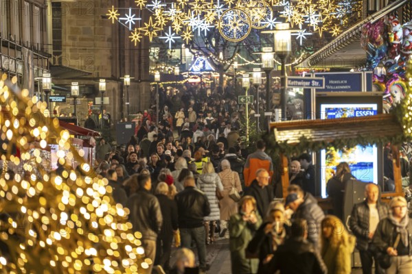 Kettwiger StraÃŸe shopping street, pedestrian zone, full, lots of people shopping, Christmas