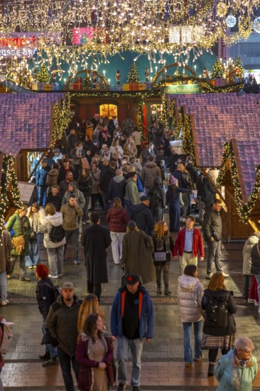 Pre-Christmas time, visitors to de, Christmas market in downtown Essen, on Kennedyplatz, the market