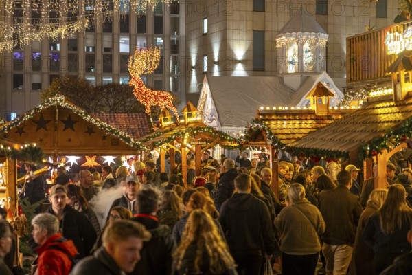 Pre-Christmas time, visitors to de, Christmas market in downtown Essen, on Kennedyplatz, the market