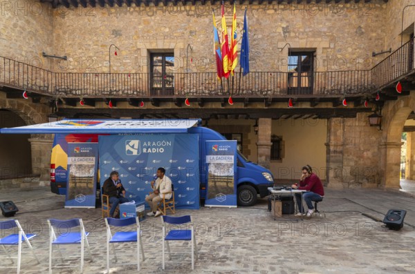 Aragon Radio outside broadcast interview for La Cadiera cultural programme, Plaza Mayor,