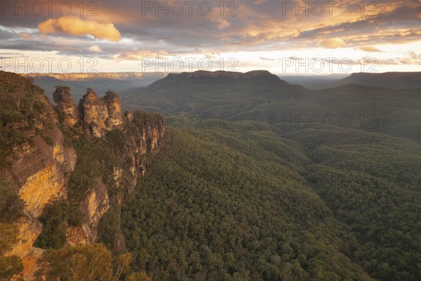 Colourful evening sky over the Three Sisters at Echo Point in Katoomba, Blue Mountains, New South