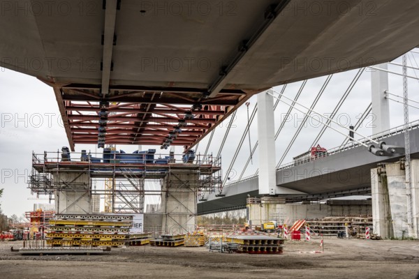 Propulsion of the 2nd bridge structure of the A40 Neuenkamp bridge, in Duisburg-Homberg, pillars