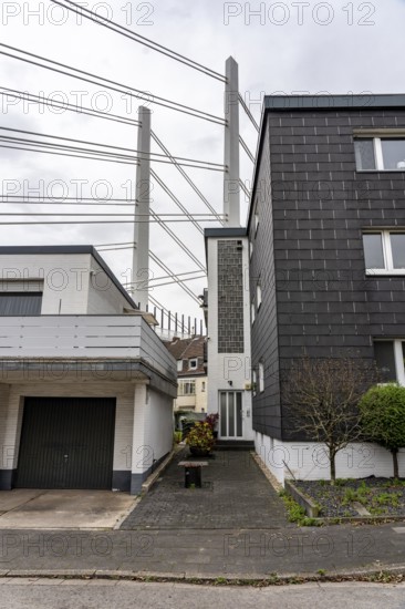 Residential buildings, directly on the A40 Neuenkamp bridge, in Duisburg-Homberg, pillars and