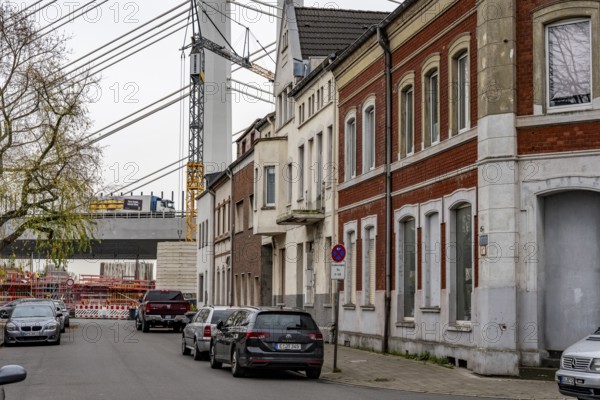 Residential buildings, directly on the A40 Neuenkamp bridge, in Duisburg-Homberg, pillars and