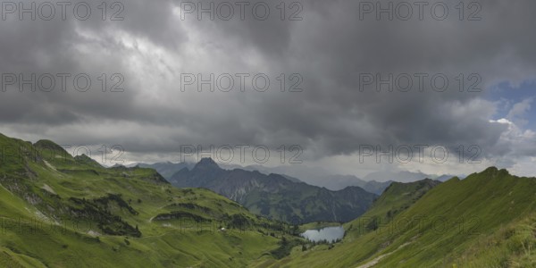 Mountain panorama from Zeigersattel to Seealpsee, on the left Höfats 2259m, in the centre, partly