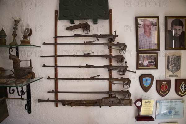 Wall-mounted antique rifles and honours with accompanying portraits, War Museum, Military Museum,