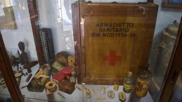 Display case with a first aid kit and medical utensils from the period 1934-39, War Museum,