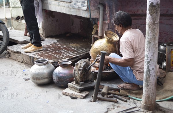 Indian tinker in the old town, Bundi, Rajasthan, India