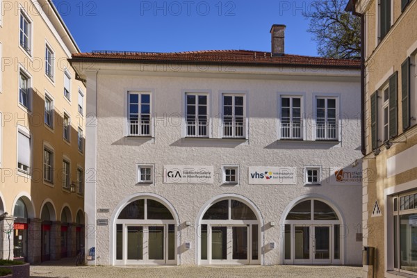 VHS, adult education centre, building, pedestrian zone, facade, window, blue sky, cloudless,