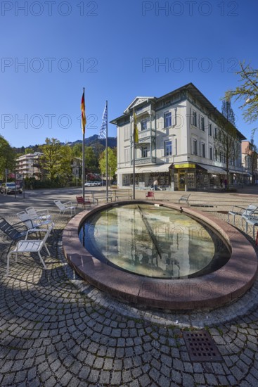 Wisbacherbrunnen, fountain, public chairs, flagpoles, flags, German flag, Bavarian flag, pedestrian