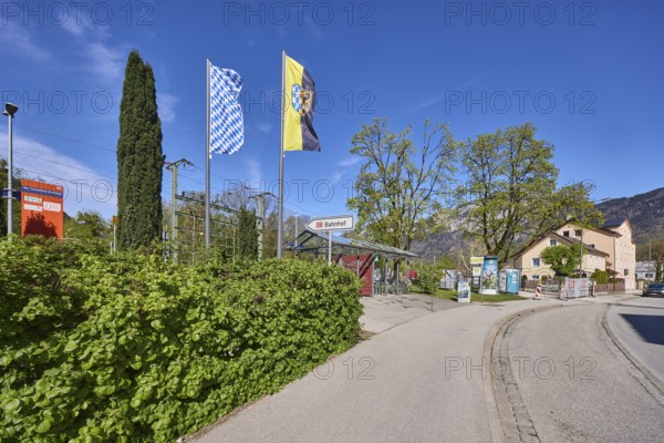 Bad Reichenhall-Kirchberg railway station, general architecture, hedge, trees, flagpoles, flag of