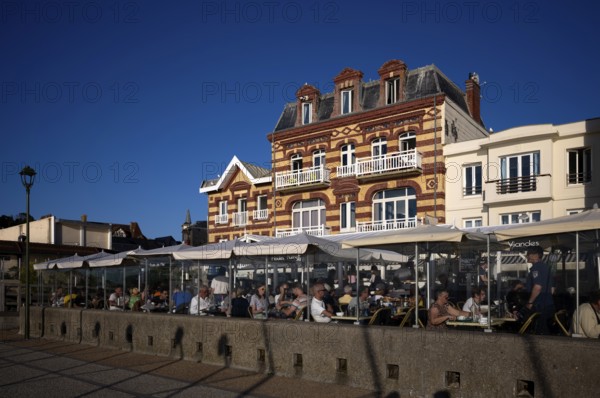 Restaurant La Grange and du Perrey, evening mood, evening, sky, blue, promenade, Étretat, Normandy,