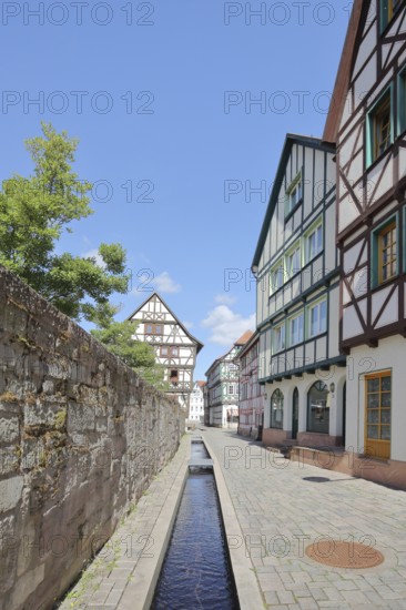 Half-timbered houses and stone wall, Rinnsal, Bächsle, Bächlein, Kirchhof, Schmalkalden, Franconia,