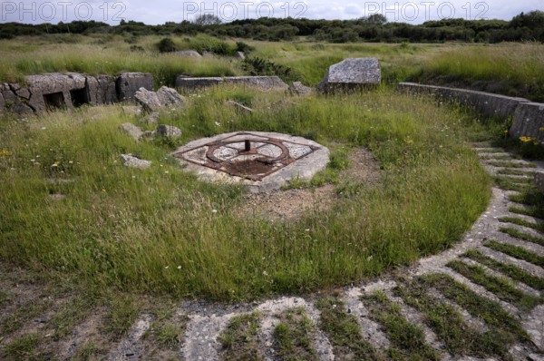 Remains of a German gun, coastal artillery, Pointe du Hoc, memorial, memorial to US Ranger,