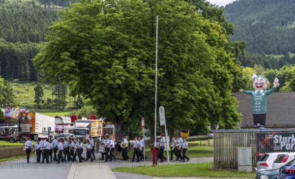 Shooting festival of the Schützenverein Saalhausen 1609 e.V. in the Sauerland, marching of the