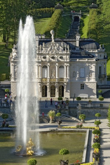 Fountain of the Flora Fountain in the basin, water basin in the palace park, facade of Linderhof