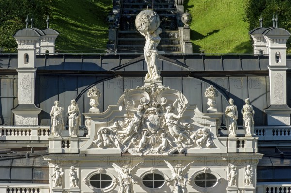 Façade with angel figures, putti around the Bavarian coat of arms, statue of Atlas with the vault
