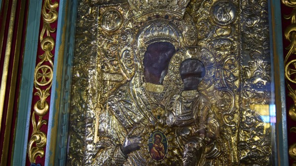 Panagia Kyra Church, Panagia tou Kastrou, Magnificently decorated iconostasis with gold reliefs and