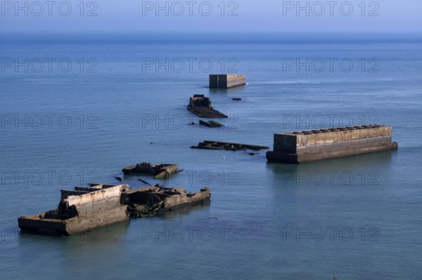 Phoenix Caissons, concrete boxes, caissons, were used in the sea as breakwaters and to form an