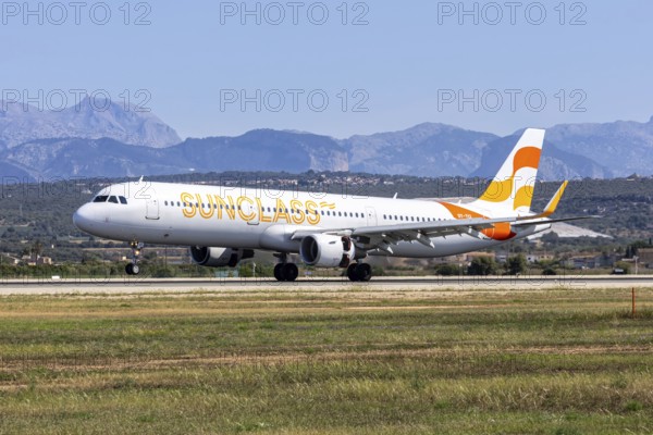 A Sunclass Airlines Airbus A321 aircraft with the registration number OY-TCI at Palma de Majorca