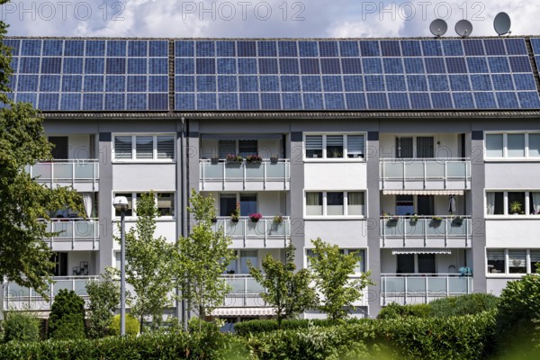 Rented flats, apartment block, energy table renovated, with solar roof, Essen, North