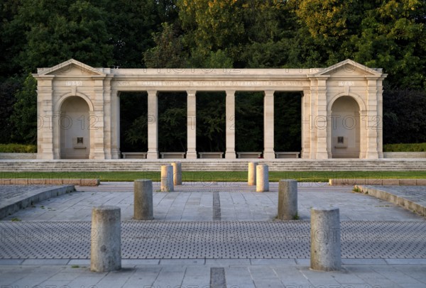 Bayeux Mémorial, memorial in honour of the missing soldiers, British and German military cemetery,