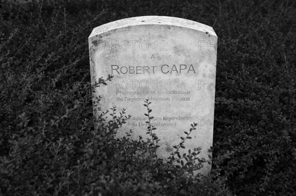 Separate memorial stone for war reporter Robert Capa, actually André Endre Erno Friedman, Mémorial