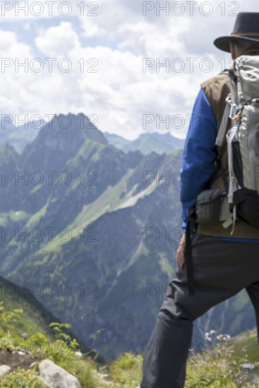 Man, 60-70 (model release available) on the Laufbacher-Eckweg with mountain panorama to Höfats,