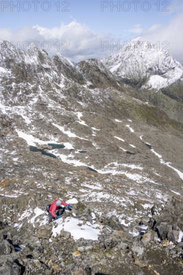 Mountaineers in a rocky mountain landscape, ascent to the Keeskopf from the Niedere Gradenscharte,