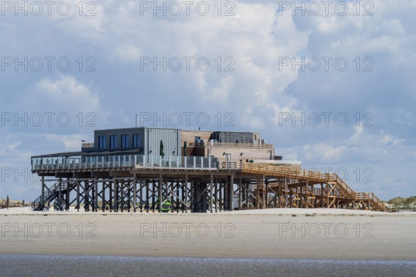 New pile dwelling on the beach, low tide, cloudy, Sankt Peter Ording, Eiderstedt, North Frisia,