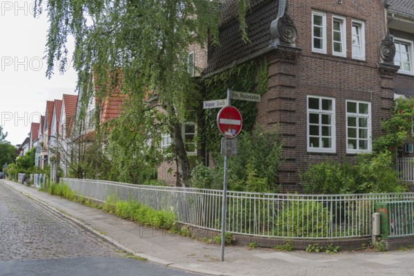 Living in the district WQeidedamm, Torgauer Stasse, corner Am Weidedamm, brick architecture, gabled