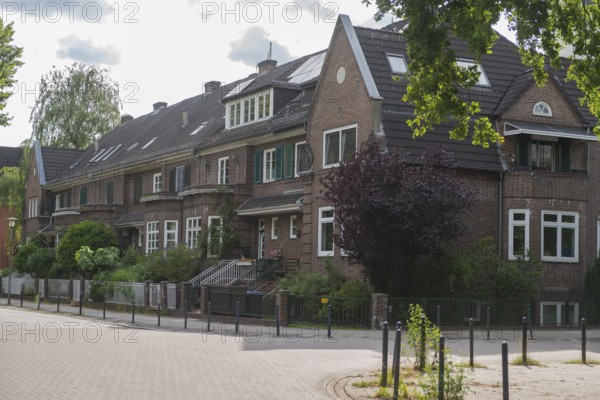 Living in the Weidedamm district, Am Weidedamm, brick architecture, bay window, front garden with