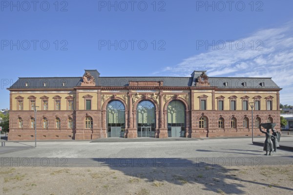 Old Post Office built in 1893 and sculpture of a woman wearing shoes, monument to the former shoe