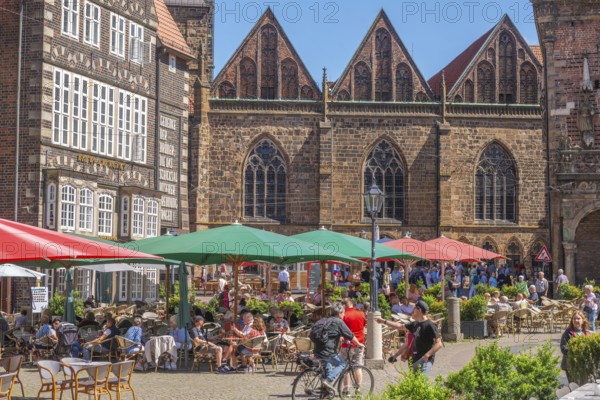 Nave of Our Lady's Church, pointed gable, historic building with bay windows, numerous tourists,