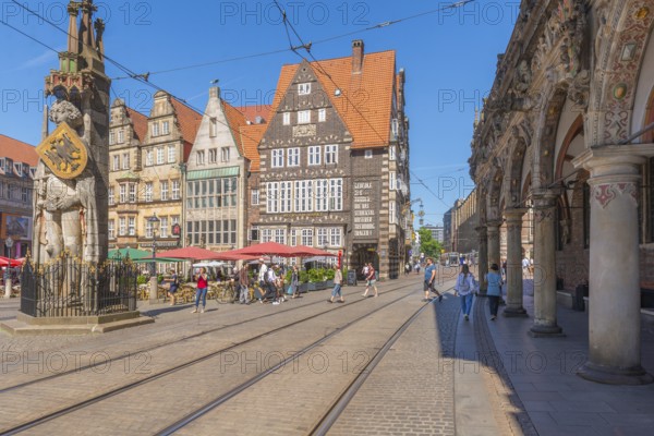 Market square with the Bremen Roland with sword and shield with imperial eagle of the Holy Roman