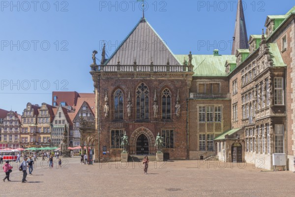 Market square with Old and New Town Hall, Heralds, Equestrian statue in front of the east portal of