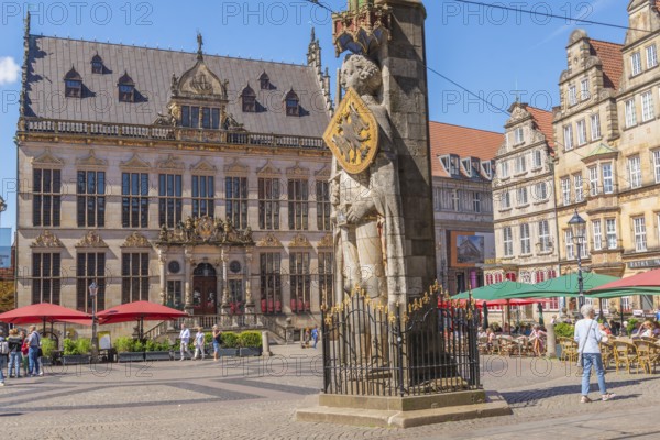 Market square with the Bremen Roland with sword and shield with imperial eagle of the Holy Roman