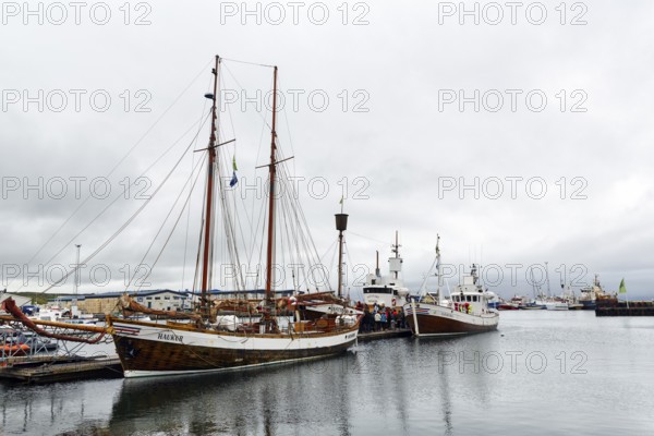 Boats in the harbour, fishing village at Skjalfandi Bay, rain clouds, Husavik, Húsavík, North