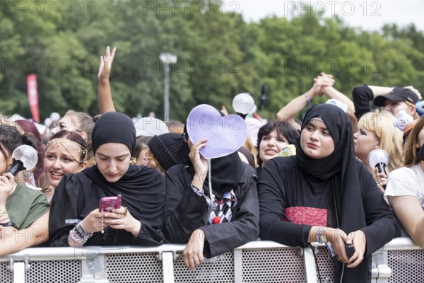 Festivalgoers in the front row at the Lollapalooza Festival in the Olympiastadion and on the